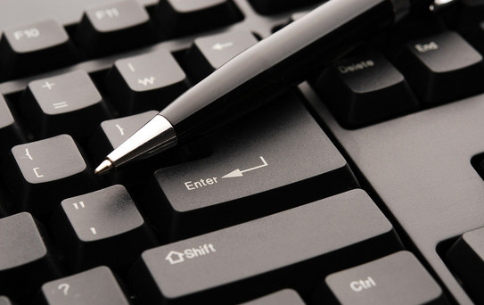 Schwarze Computertastatur mit Stift