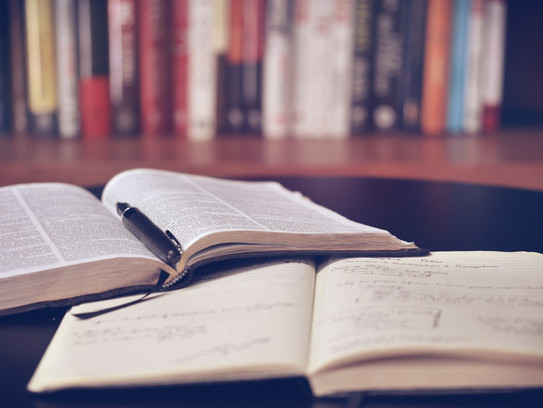Aufgeschlagene Bücher in einer Bibliothek.
